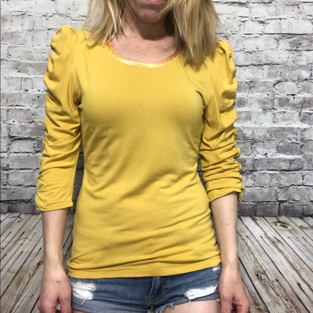 ‼️MikaRose Ruched Sleeve Top Size Med‼️